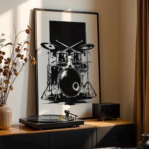 Puede incluir: Una ilustración en blanco y negro de una batería con bombo, caja y dos toms. La ilustración está enmarcada y colgada en una pared.