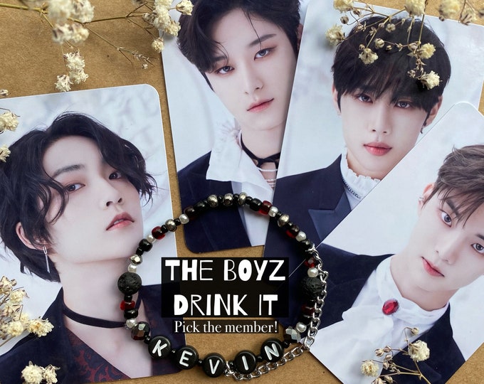 Personnalisable The Boyz Drink It Bracelet à chaîne perlée et carte photo | Inspiré des vampires | Bijoux de nom de biais Kpop personnalisés faits à la main