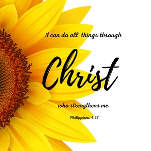 K&ouml;nnte beinhalten: Eine gelbe Sonnenblume vor wei&szlig;em Hintergrund. Der Text "Ich kann alles durch Christus, der mich st&auml;rkt, Philippians 4:13" ist in schwarzer Schrift auf dem Bild geschrieben. Das Bild enth&auml;lt auch einen schwarzen Buchstaben "D" mit einem Sonnenblumen-Design.