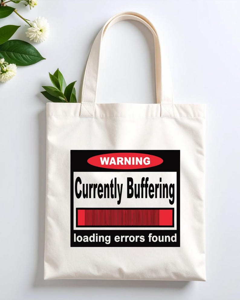 K&ouml;nnte beinhalten: Eine wei&szlig;e Stofftasche mit einer rechteckigen Grafik, die ein rotes Oval mit dem Wort WARNING, den schwarzen Text Currently Buffering, einen roten Ladebalken und den Text loading errors found am unteren Rand enth&auml;lt.