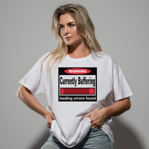 K&ouml;nnte beinhalten: Ein wei&szlig;es T-Shirt mit kurzen &Auml;rmeln und einer rechteckigen Grafik auf der Brust. Die Grafik zeigt ein rotes Oval mit dem Wort WARNING, den Text Currently Buffering, einen roten Ladebalken und den Text loading errors found unten.