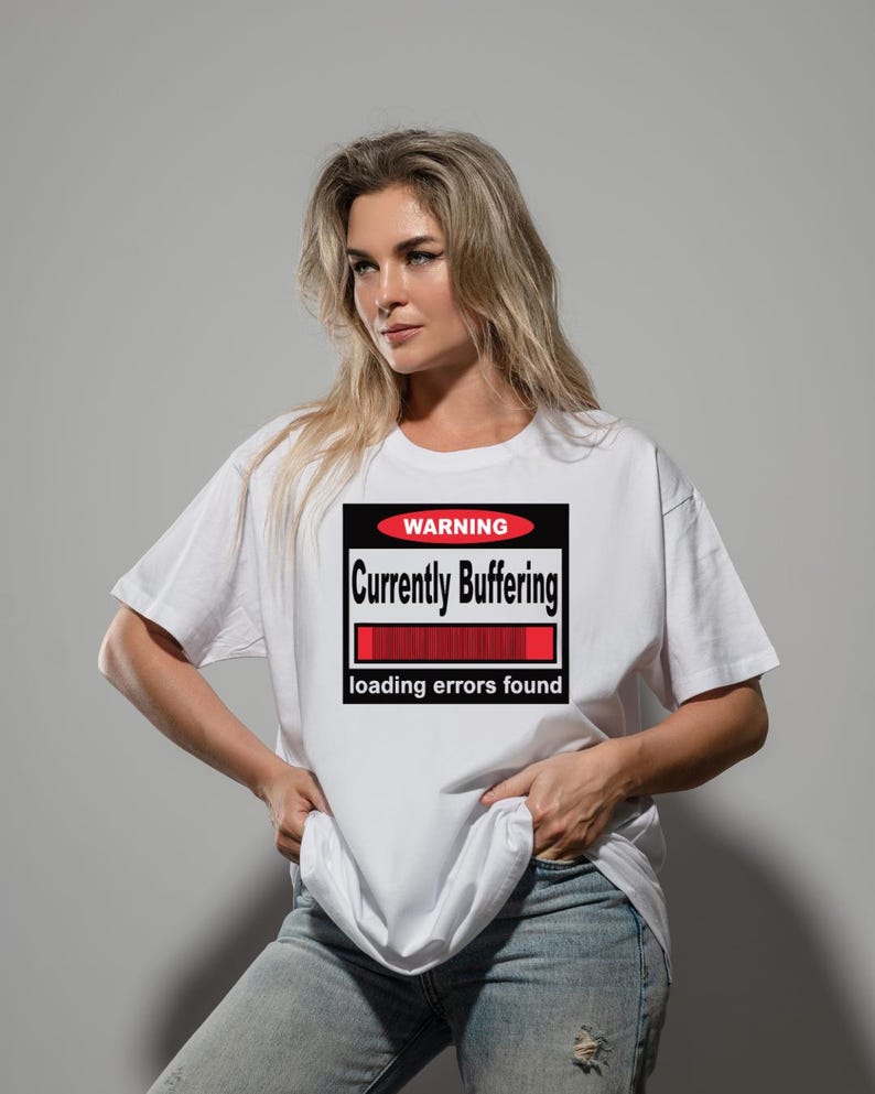 K&ouml;nnte beinhalten: Ein wei&szlig;es T-Shirt mit kurzen &Auml;rmeln und einer rechteckigen Grafik auf der Brust. Die Grafik zeigt ein rotes Oval mit dem Wort WARNING, den Text Currently Buffering, einen roten Ladebalken und den Text loading errors found unten.
