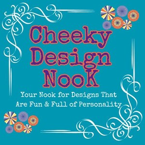 K&ouml;nnte beinhalten: Eine quadratische t&uuml;rkisfarbene Grafik mit dem violetten Text "Cheeky Design Nook" und dem wei&szlig;en Text "Your Nook for Designs That Are Fun & Full of Personality". Das Design enth&auml;lt wei&szlig;e dekorative Schn&ouml;rkel in den Ecken und bunte Papierf&auml;cher.