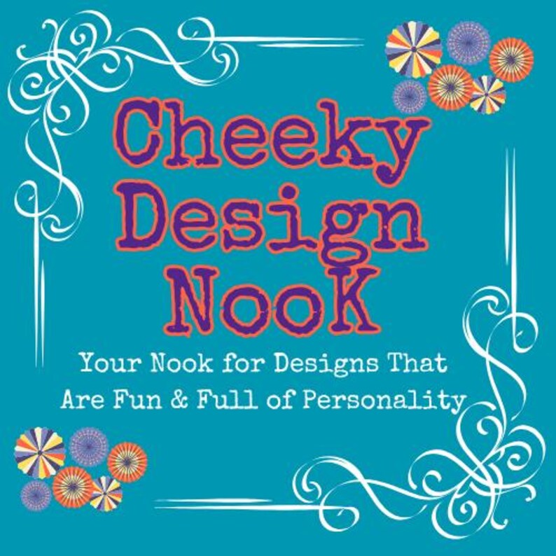 K&ouml;nnte beinhalten: Eine quadratische t&uuml;rkisfarbene Grafik mit dem violetten Text "Cheeky Design Nook" und dem wei&szlig;en Text "Your Nook for Designs That Are Fun & Full of Personality". Das Design enth&auml;lt wei&szlig;e dekorative Schn&ouml;rkel in den Ecken und bunte Papierf&auml;cher.