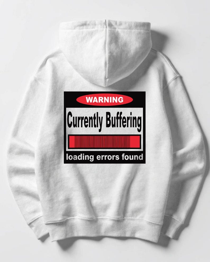 K&ouml;nnte beinhalten: Ein wei&szlig;er Kapuzenpullover mit einem Grafikdruck auf der R&uuml;ckseite. Die Grafik besteht aus einem schwarzen Quadrat mit einem roten Oval, das das Wort WARNING enth&auml;lt. Darunter steht Currently Buffering, ein roter Ladebalken und loading errors found.
