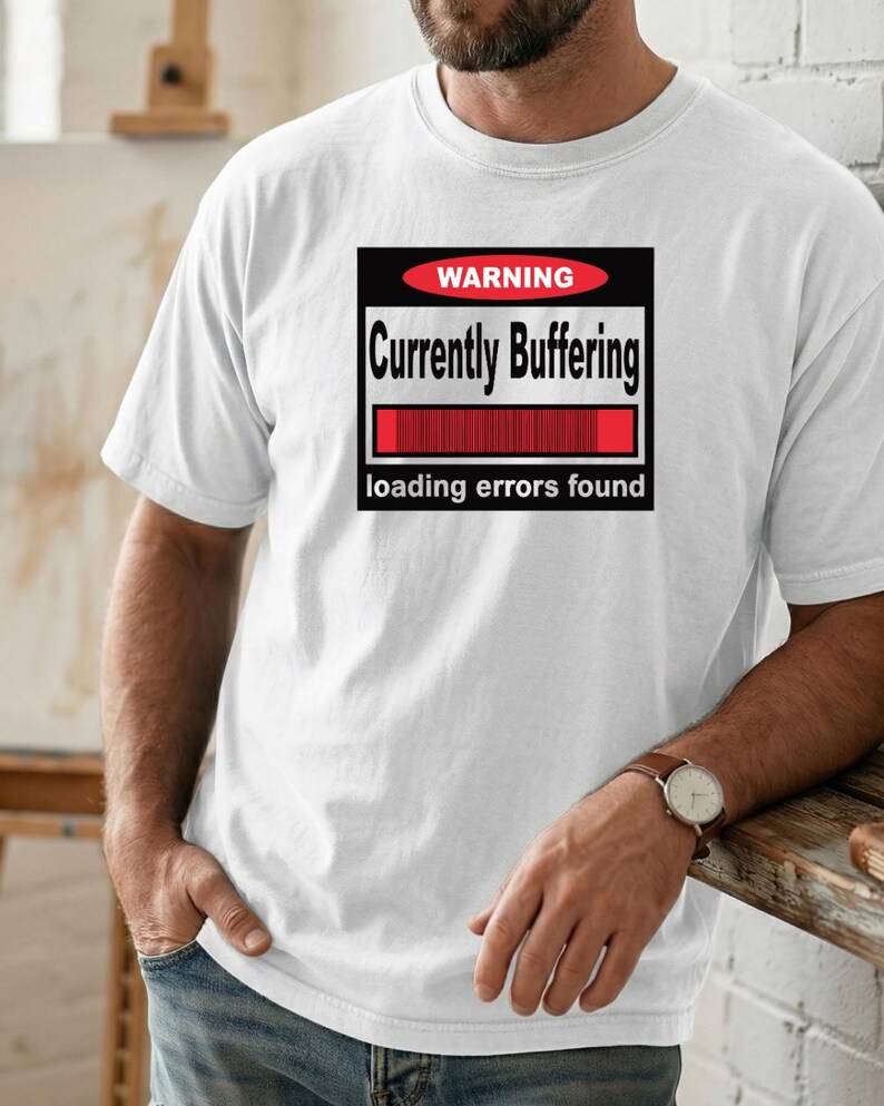 K&ouml;nnte beinhalten: Ein wei&szlig;es kurz&auml;rmeliges T-Shirt mit einer schwarzen rechteckigen Grafik auf der Brust. Die Grafik enth&auml;lt ein rotes Oval mit dem Text WARNING, die Worte Currently Buffering, einen roten Ladebalken und den Text loading errors found darunter.