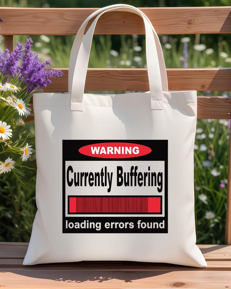 K&ouml;nnte beinhalten: Eine wei&szlig;e Stofftasche mit einer rechteckigen Grafik, die ein rotes Oval mit dem Wort WARNING, den schwarzen Text Currently Buffering, einen roten Ladebalken und den Text loading errors found am unteren Rand enth&auml;lt.