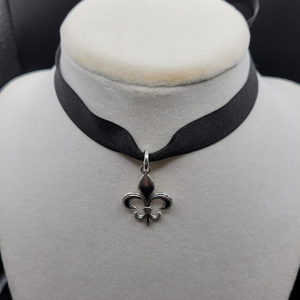 Pendentif Fleur de Lis avec collier ras du cou en ruban de soie noir