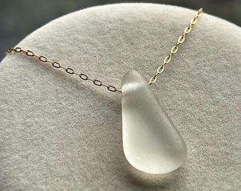 Collana in vetro marino bianco: ciondolo placcato oro 14 carati, realizzato a mano.