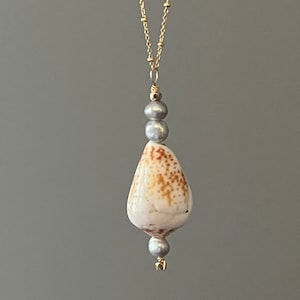 Genuine Hawaiian Shell and Pearl Necklace, Shell Necklace, Pearl Necklace, Hawaiian Shell, Shells, Gold Necklace, Beach Jewelry, Gold Chain