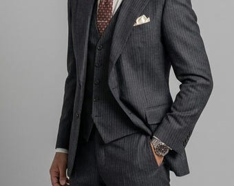 Traje de tres piezas a rayas para hombre, color carbón, elegante, formal, para negocios o bodas, corte ajustado.
