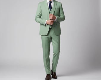 Traje de novio de tres piezas, color verde salvia, corte ajustado, ideal para bodas y ocasiones especiales.