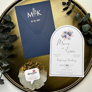 Carton d'invitation enveloppe spéciale bleu marine, détails floraux, matériaux de qualité, assistance artistique spéciale, production et expédition rapides.