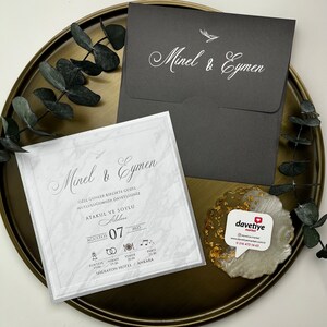 Grijze set luxe trouwkaarten, luxe uitnodiging met zilveren vergulde details, verzegelde uitnodiging