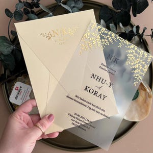Invito a nozze dorato in materiale satinato, inviti dal design personalizzato, stampa in lamina d'oro con busta nera, solo produttore.