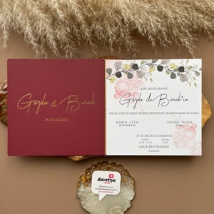 Carton d'invitation pas cher avec enveloppe bordeaux, Production rapide, Assistance spéciale de créateurs, Matériaux de qualité, Motifs floraux