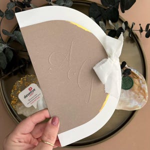 Ovaler Schnitt, geprägte detaillierte spezielle Hochzeitseinladung, spezielles Design, gewölbte Hochzeitskarten, Bandeinladung