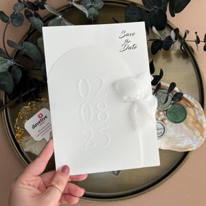 Ovaler Schnitt, geprägte detaillierte spezielle Hochzeitseinladung, spezielles Design, gewölbte Hochzeitskarten, Bandeinladung