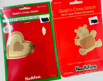 2 GOLD’n KREUZSTICH 24kt Weihnachtsornamente von Needleform Vintage Bär Herz