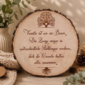 Baumscheibe Familie Spruch „Familie ist wie ein Baum“ – Holz Geschenk Familie – Geschenk Eltern Großeltern – Deko Gravur