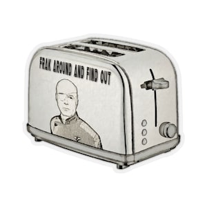 Könnte beinhalten: Ein Aufkleber mit einem silbernen Toaster mit dem Text "FRAK AROUND AND FIND OUT" und einem Porträt eines Mannes in Uniform. Der Toaster hat einen Hebel, zwei Schlitze und drei Knöpfe.