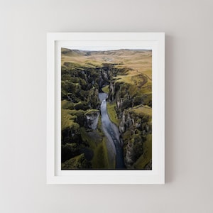 Stampa del canyon islandese / Fjaðrárgljúfur / Fotografia paesaggistica islandese, arte murale della natura verde, poster di viaggio