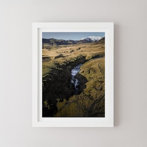 Stampa cascata islandese, fotografia paesaggistica islandese, arte murale natura verde, poster di viaggio