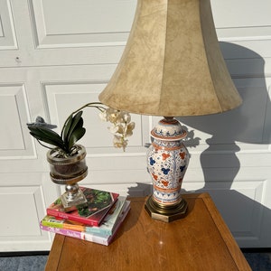 Vintage Oriental Porcelain Urn Table Lamp: Hand-Painted Floral Brass Base