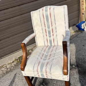 Una comoda poltrona vintage rossa e bianca a prezzi accessibili, poltrona riciclata con tessuto originale di colore chiaro