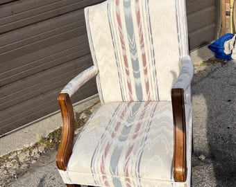 Een comfortabele, betaalbare rood-witte vintage fauteuil geüpcycled fauteuil met lichtgekleurde originele stof
