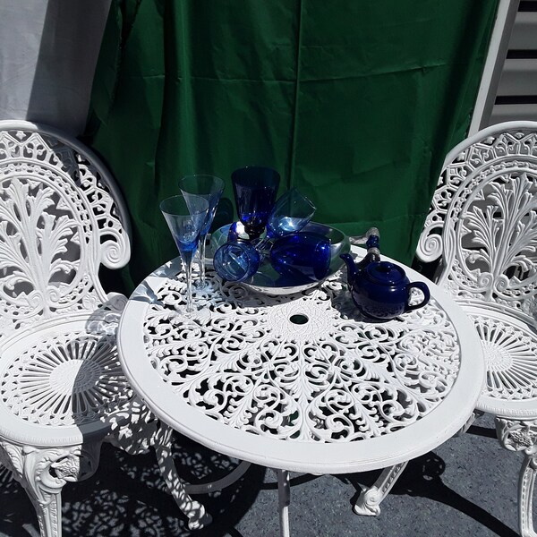 Un MAGNÍFICO juego de aluminio vintage de bistró blanco de 3 piezas con diseños intrincados raros 4 su jardín / porche con patas de cabeza de carnero ~ Mesa redonda 2 sillas