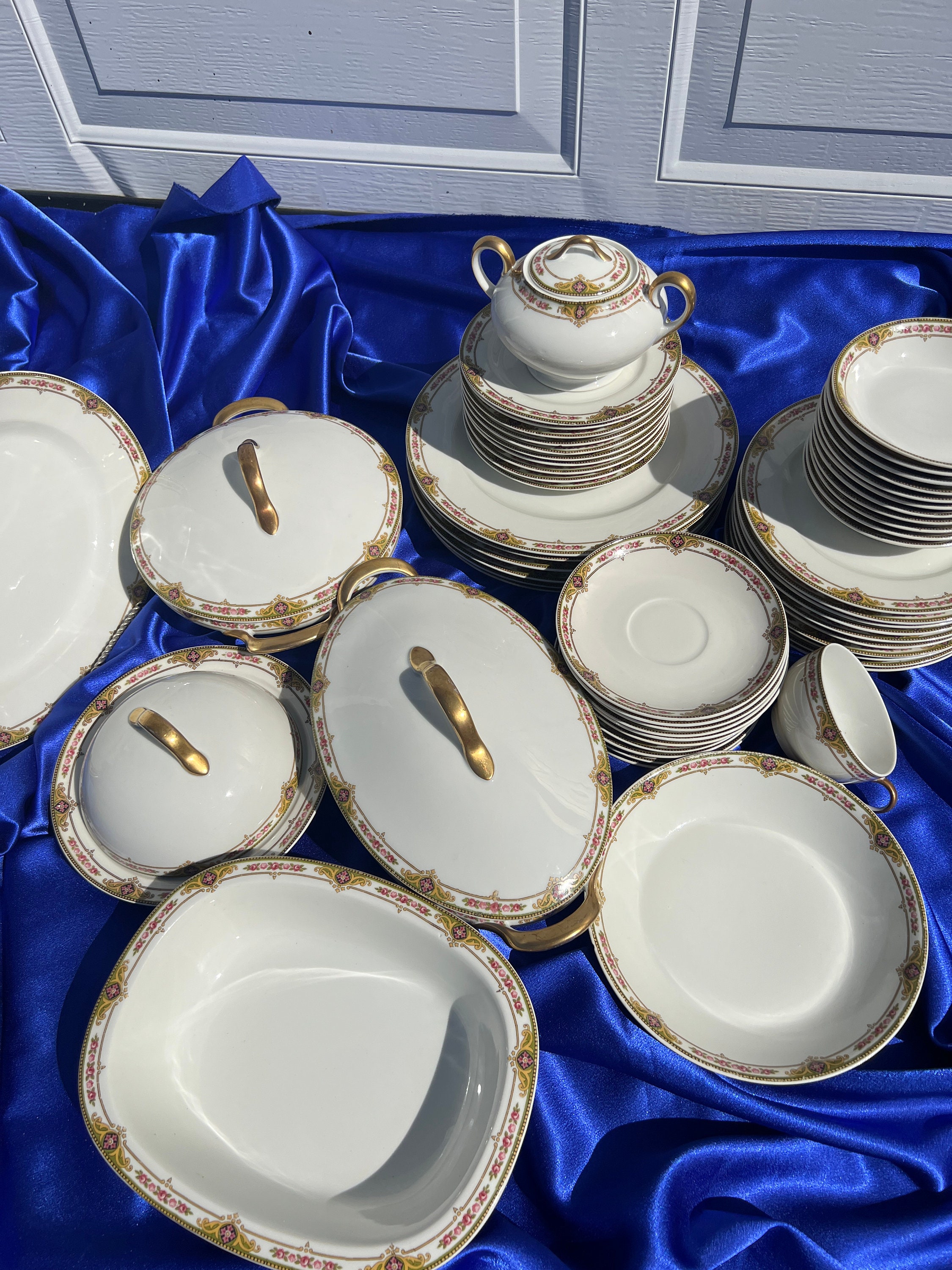 A Sumptuous Rare Find Antique Vintage 52 Pieces T & V