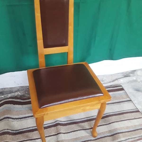 A Gorgeous Mid Century Vintage Valet Gentleman's Butler Chair in Great Condition w/ a Hidden Compartment