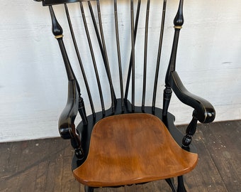 Sillón de capitán vintage de Ethan Allen: arce pintado a mano con motivos florales en negro y dorado