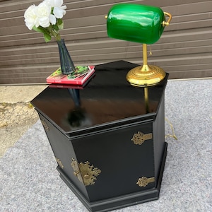 Mesa auxiliar hexagonal estilo chinoiserie vintage: almacenamiento con detalles en negro y dorado