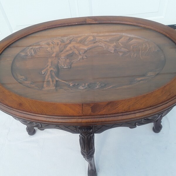 Exquisita mesa antigua italiana de café, cóctel o té con detalles de madera ornamentada y bandeja de vidrio extraíble y trompeta figurativa