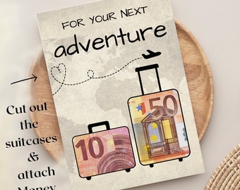 Può includere: Una carta con il testo "Per la tua prossima avventura" e due valigie con i numeri 10 e 50 su di esse. Le valigie sono decorate con immagini di banconote in euro. Il testo "Ritaglia le valigie e attacca i soldi" è scritto sul lato sinistro della carta.