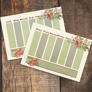 Może przedstawiać: Dwie drukowane strony tygodniowego planera z kwiatowymi wzorami. Górna strona zawiera dni tygodnia po francusku, a dolna strona zawiera dni tygodnia po angielsku. Obie strony mają miejsce na notatki.