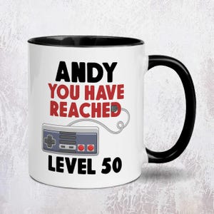 Taza de juego personalizada "Nivel alcanzado" / Regalo de cumpleaños para gamer personalizado White/Black Mug