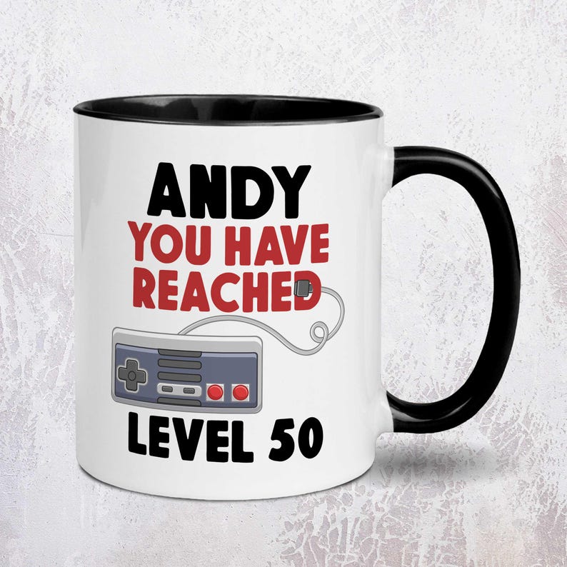 Taza de juego personalizada "Nivel alcanzado" / Regalo de cumpleaños para gamer personalizado White/Black Mug