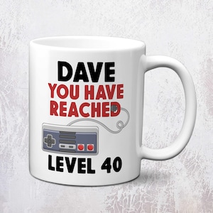 Taza de juego personalizada "Nivel alcanzado" / Regalo de cumpleaños para gamer personalizado White Mug