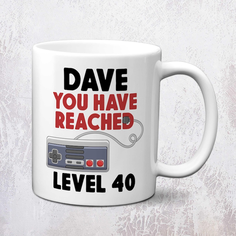 Taza de juego personalizada "Nivel alcanzado" / Regalo de cumpleaños para gamer personalizado White Mug