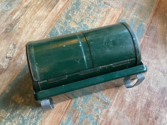 ANCIENNE BOÎTE D'APPÂTS Bob-Bet distributeur de vers Walter S Cole Beaver WI outil de pêche en étain EUR 46,66 - FR