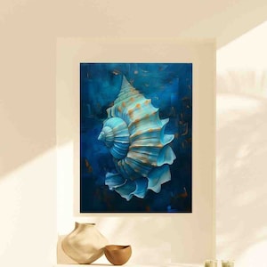 Puede incluir: Pintura abstracta de una concha marina en tonos azules y dorados. La obra de arte se exhibe en una habitación luminosa y espaciosa con paredes blancas y una cesta de mimbre. El punto focal de la pintura es una representación detallada de una concha marina.