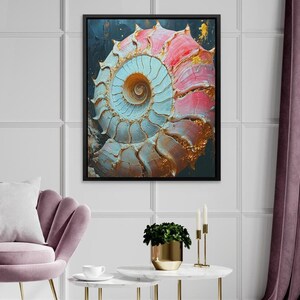 Puede incluir: Una pintura abstracta enmarcada de una gran concha en espiral con un esquema de color rosa y azul. La concha tiene un acabado metálico dorado y está colocada sobre un fondo oscuro.