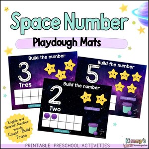 Könnte beinhalten: Space Number Knete-Matten mit dunklem Galaxie-Hintergrund, weißen Zahlen, gelben lächelnden Sternen und Zehnerfeld-Gittern. Der Text enthält 'Space Number', 'Playdough Mats', 'Build the number', 'Tres', 'Two' sowie 'English and Spanish Number words Count Build Trace'.