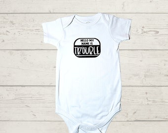 Camisa o trajes personalizados, regalo de baby shower, hola mi nombre es una etiqueta, nombres de niños, bebé nuevo, atuendo de regreso a casa.