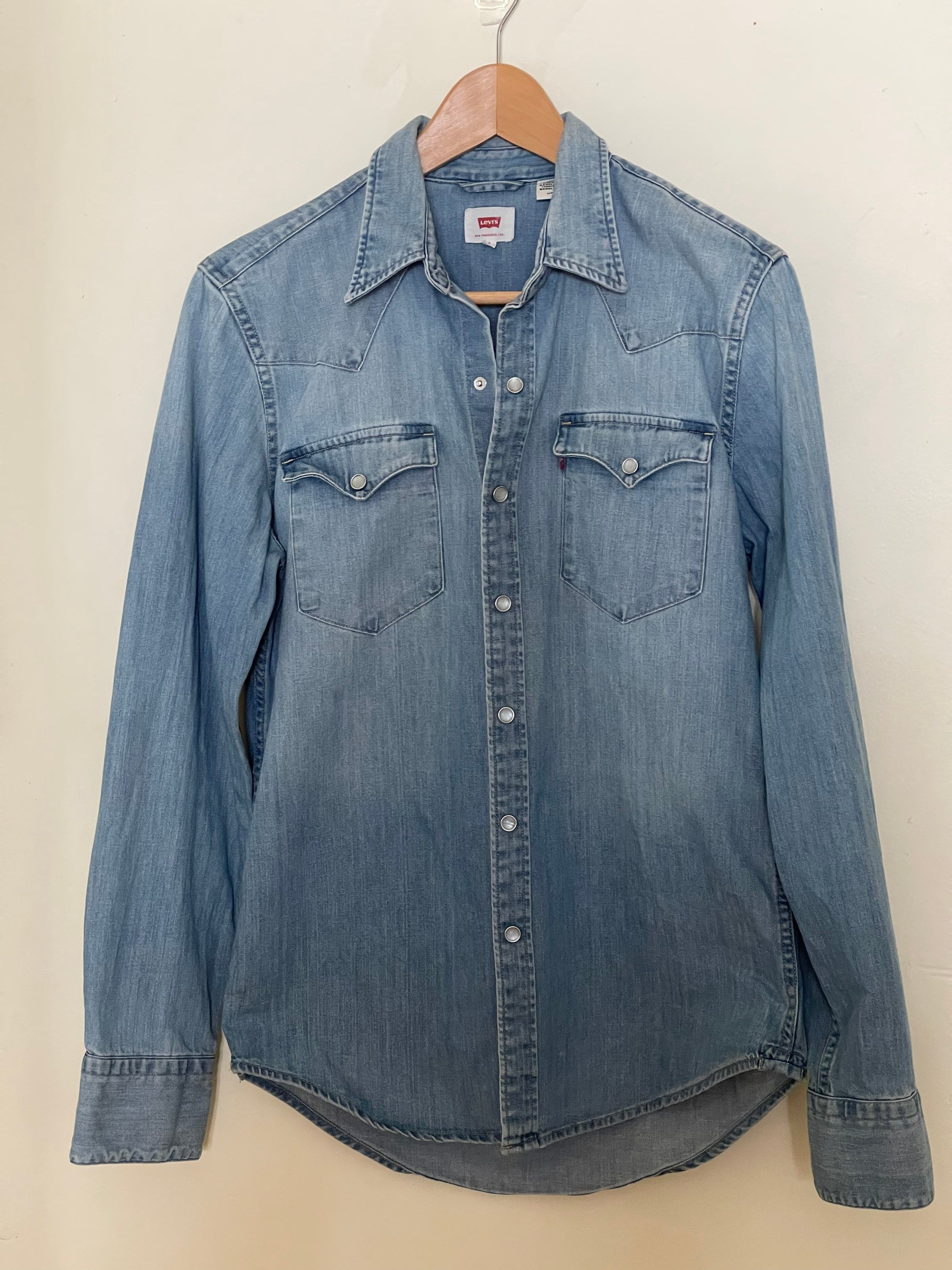 ShopExile Wrangler Denim Shirt Y2K Pearl Snap Blue Jean Button Up Top Long Sleeve Plain Basic Western Streetwear Boyfriend Vintage 00S Mens Medium 15