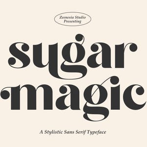 Könnte beinhalten: Ein digitales Grafikdesign mit den Worten "sugar magic" in einer fetten, serifenlosen Schriftart. Der Text ist dunkelgrau auf cremefarbenem Hintergrund. Der Satz "A Stylistic Sans Serif Typeface" steht darunter.