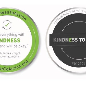 Pode incluir: Dois emblemas redondos com borda prateada e uma marca de verificação verde. O emblema da esquerda tem um fundo verde com o texto "#KindnessToAction", "Start everything with KINDNESS and the end will be okay." -Elijah James Knight 1/21/2004 - 6/25/2018", e "KindnessToAction.org". O emblema da direita tem um fundo preto com o texto "IN RECOGNITION OF YOUR ACT OF KINDNESS", "KINDNESS TO ACTION", e "#012104".